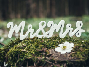 Dekorační nápis Mr. & Mrs. bílý