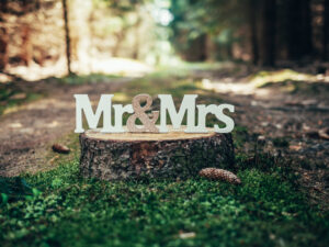 Dekorační nápis Mr&Mrs se zlatým detailem