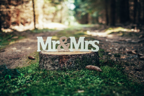 Dekorační nápis Mr&Mrs se zlatým detailem